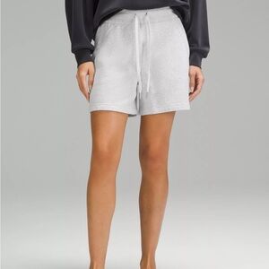 Women's Lululemon Grey Scuba High-Rise Short 5" size 6